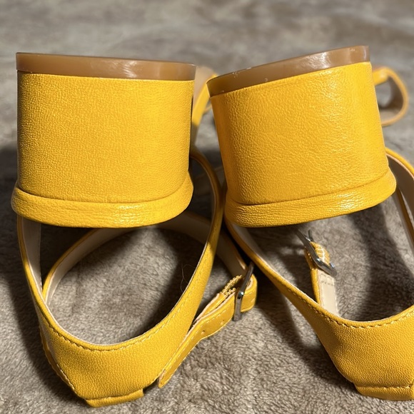 NEW Vince Camuto mustard yellow sandals, size 9 Wide. Never worn. - Picture 7 of 8